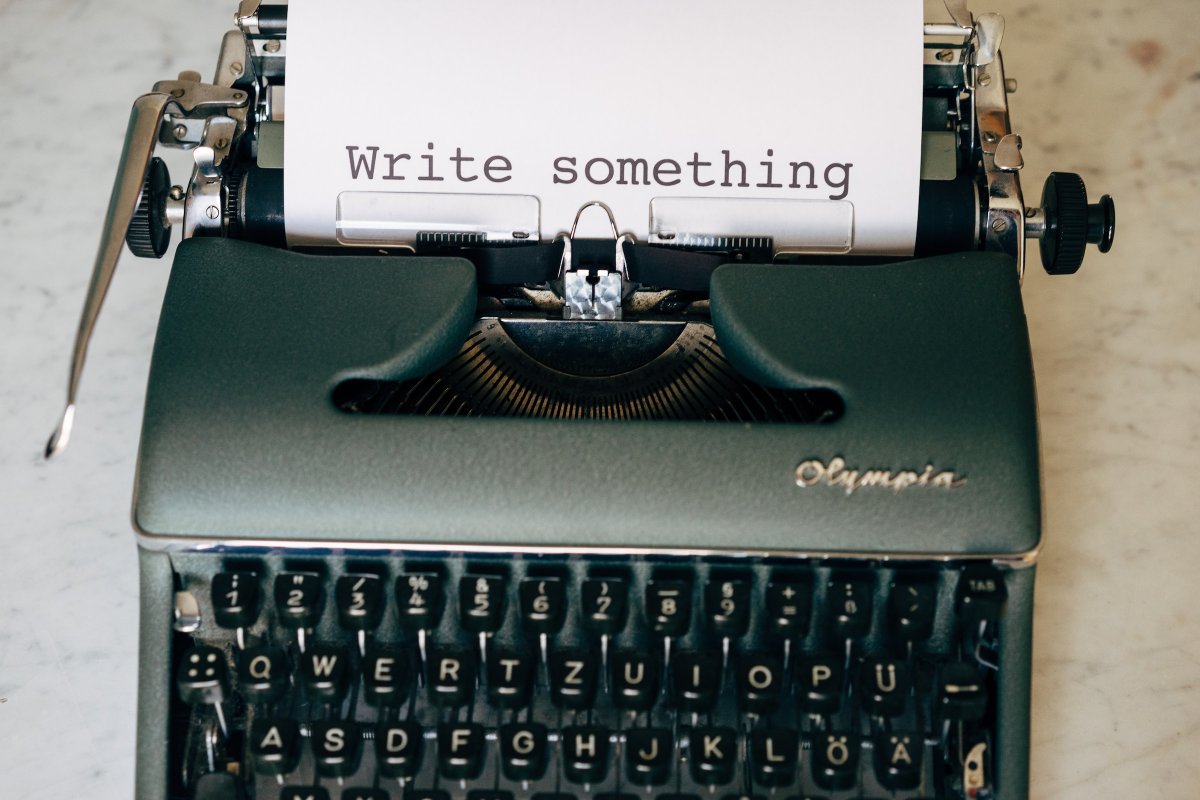 Maszyna do pisania z kartką papieru z napisem "Write something"