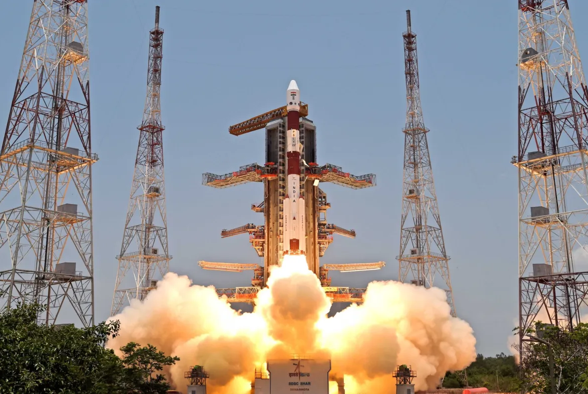 Start rakiety z indyjskim obserwatorium słonecznym Aditya-L1 na pokładzie z kosmodromu Satish Dhawan Space Centre we wrześniu 2023 roku. Zdjęcie wykonano w kilka sekund po odplaeniu rakiety.(Źródło: SDSC / space.news)