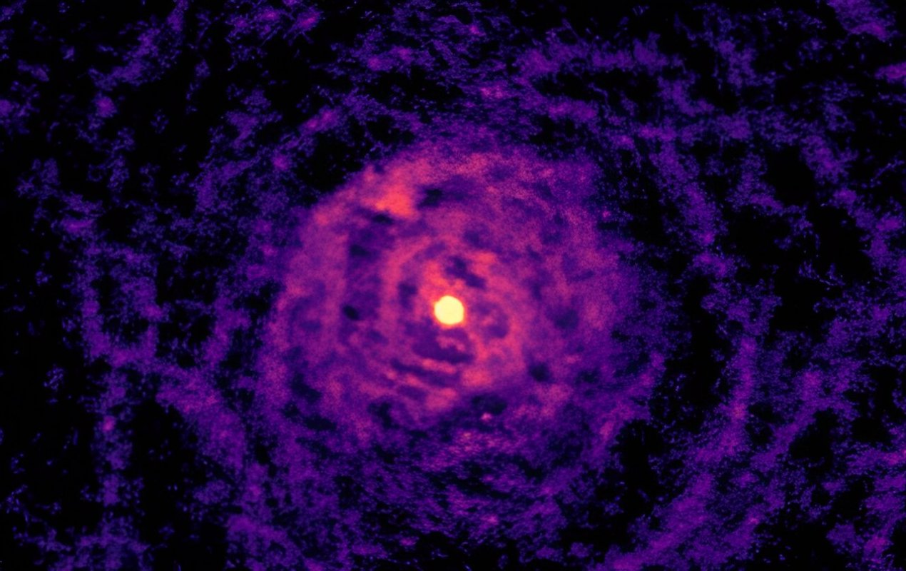 Teleskop ALMA pokazuje, jak gaz wokół umierającej gwiazdy w W Aquilae został ukształtowany w wyniku interakcji z podobną do Słońca gwiazdą towarzyszącą.