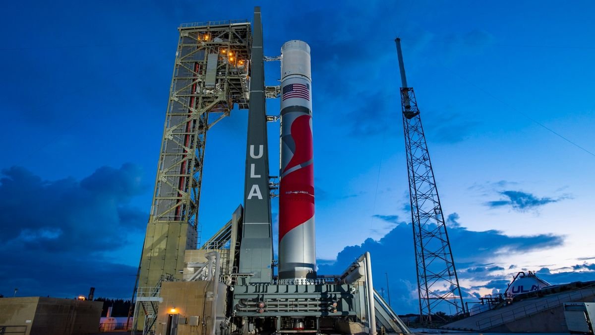 Na ilustracji: Nowa rakieta firmy Vulcan Centaur na stanowisku startowym. (ULA)