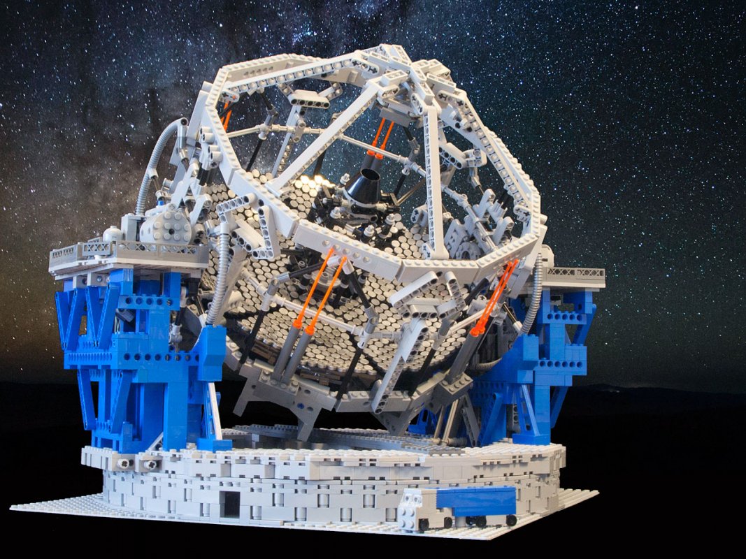 Model teleskopu ELT zbudowany z klocków LEGO