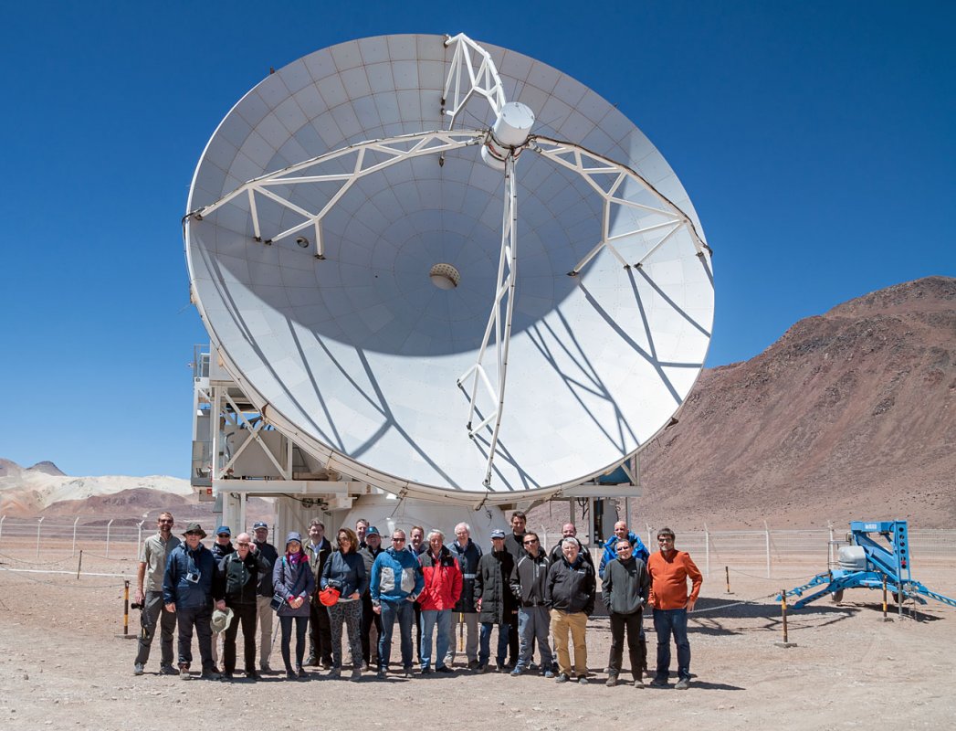Radioteleskop APEX oraz uczestnicy uroczystości z okazji 10 lat pracy teleskopu