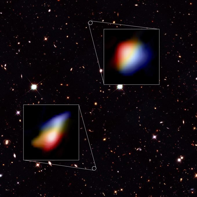 Zdjęcie wykonane z pomocą Kosmicznego Teleskopu Hubble'a, ukazujące wycinek nieba z wykrytymi galaktykami, oraz zbliżenia na dane pozyskane z pomocą sieci ALMA. Źródło: Hubble (NASA/ESA), ALMA (ESO/NAOJ/NRAO), P. Oesch (University of Geneva) and R. Smit (University of Cambridge)
