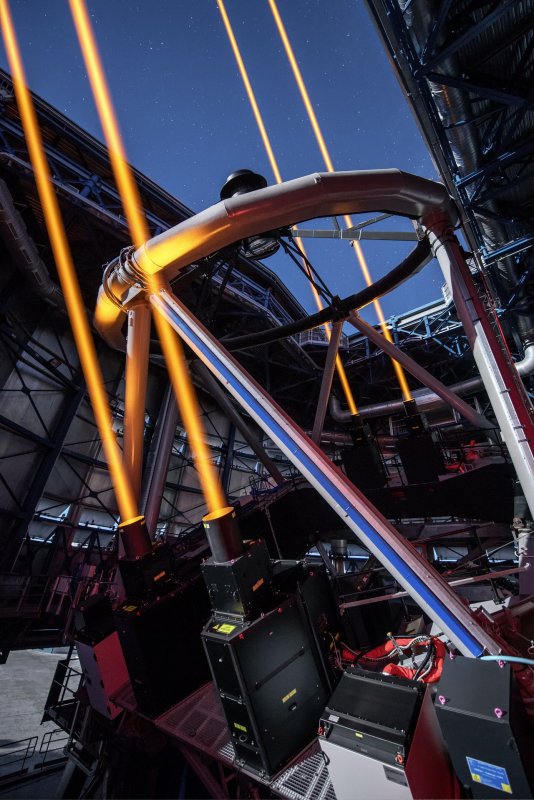 Cztery wiązki laserowe skierowane w niebo z teleskopu VLT