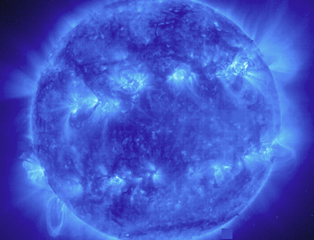 Obszary aktywności słonecznej ułożone jak dwa naszyjniki