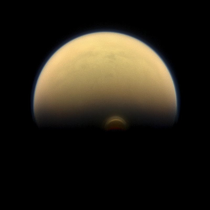 Lodowe chmury na południowym biegunie Tytana