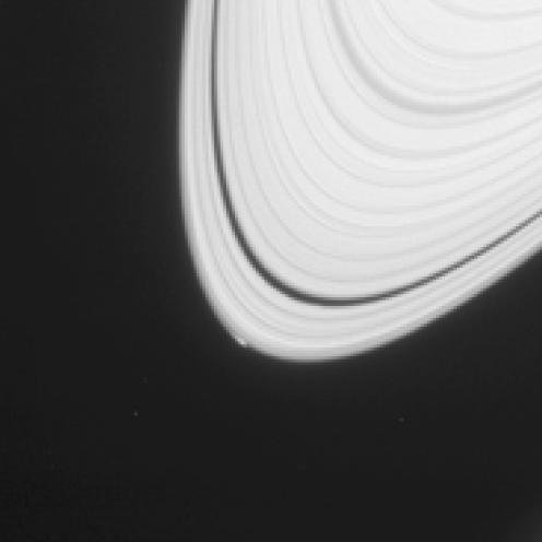 Pierścienie Saturna z zaburzeniem przy brzegu pierścienia A