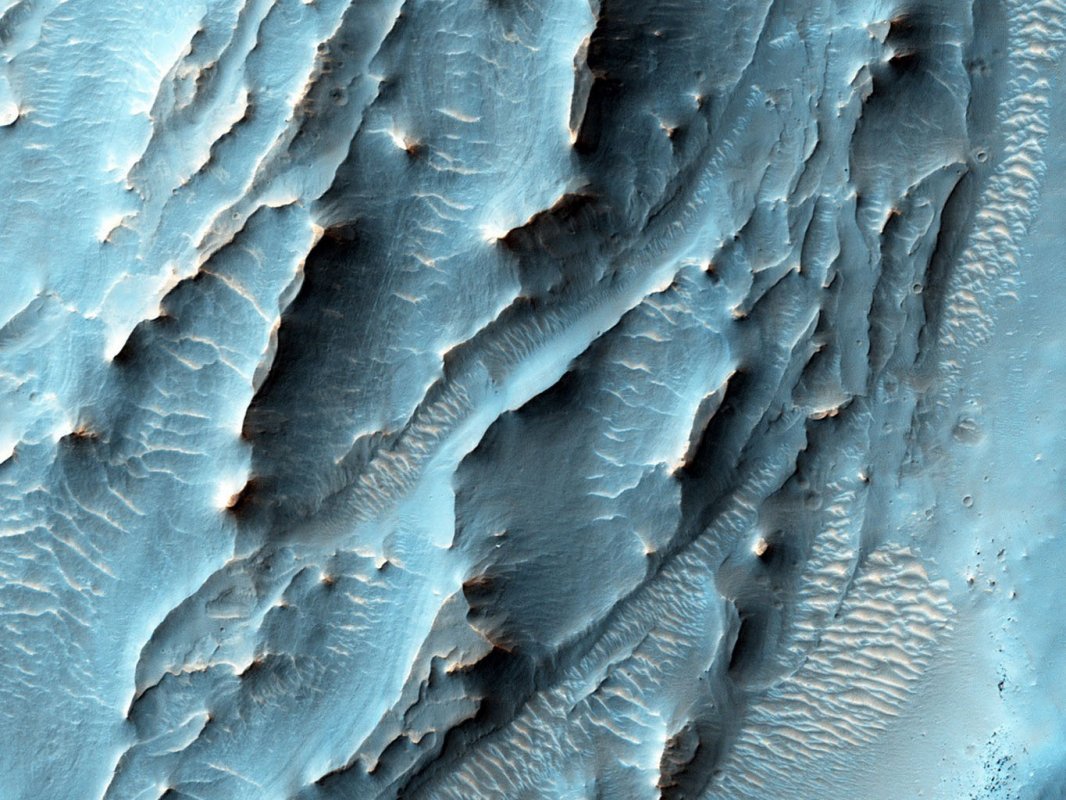 Fragment krateru Gale na Marsie - zdjęcie z sondy Mars Reconnaissance Orbiter (MRO)