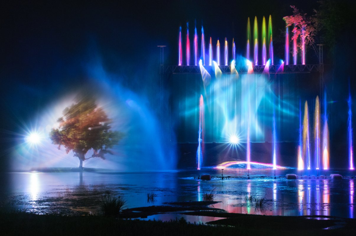 Water Concept Opera - kurtyny wodne podczas festiwalu światła Skyway
