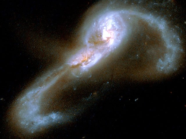 Para zderzających się galaktyk VV705, w których prawdopodobnie 75% jasności pochodzi z procesu gwiazdotwórczego