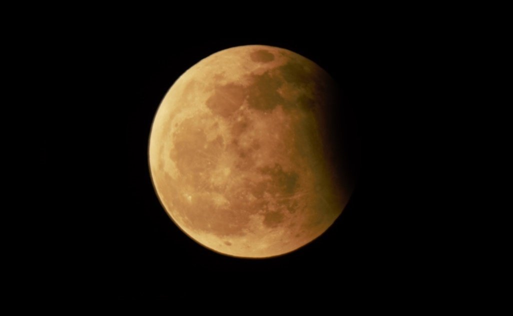 Księżyc podczas częściowego zaćmienia, które miało miejsce  w 2017 roku. Fot. Adam Tużnik