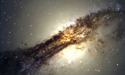 Centaurus A, jeden z najbardziej znanych przykładów galaktyk posiadających AGN.