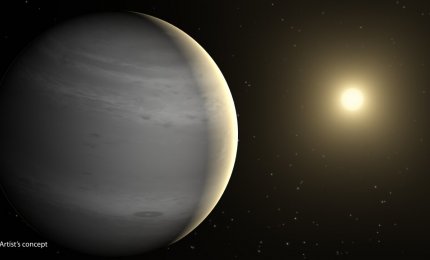Na ilustracji: Artystyczna ilustracja odległej planety z atmosferą bogatą w hel. Nowe badania wyjaśniają, dlaczego tego typu planety mogą być bardzo powszechne. Źródło: NASA/JPL-Caltech