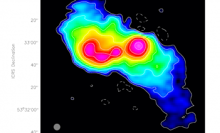Na ilustracji: Radiowy obraz blazara 5BZU J1345+5332. Obserwacje pochodzą z sieci teleskopów LOFAR. W centrum obiektu znajduje się supermasywna czarna dziura. Najprawdopodobniej dwa przeciwległe dżety ulegają precesji, przez co rozległa radiowa emisja przybiera formę litery S. Szare kółko w lewym dolnym rogu mapy określa zdolność rozdzielczą obserwacji. Źródło: Publikacja zespołu.