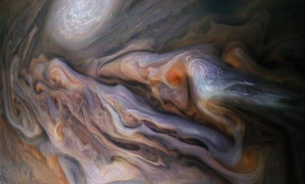 Chmury w atmosferze Jowisza na zdjęciu wykonanym przez misję kosmiczną Juno