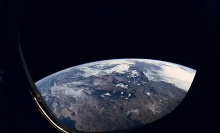 Ziemia widziana z pokładu wahadłowca kosmicznego Discovery w misji STS-31