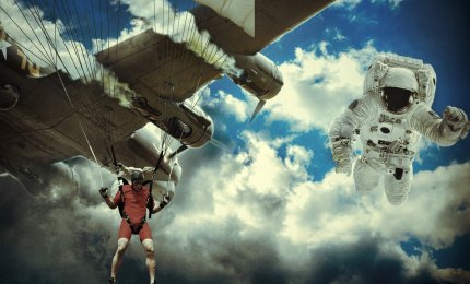 Kosmonauta i paralotniarz na tle nieba i samolotu