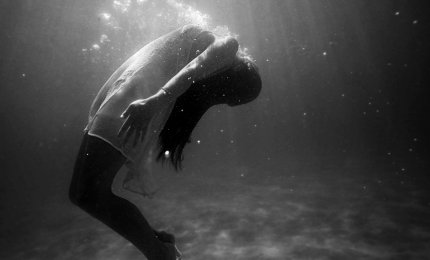 Kobieta nurkująca w głębinach