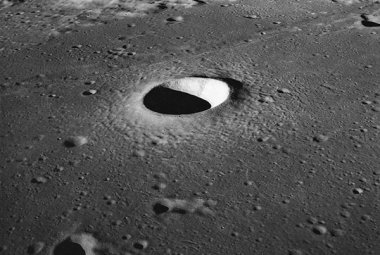 Krater Moltke sfotografowany przez statek kosmiczny Apollo 10