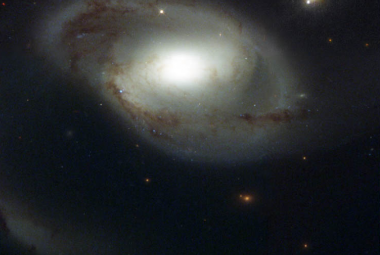 Galaktyka spiralna  NGC 4319 z położonym znacznie dalej kwazarem Markarian 205