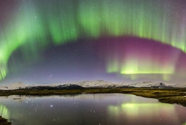 Zorza polarna nad Islandią.