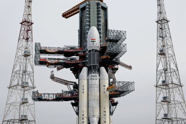 Indyjska rakieta nośna GSLV Mk III na wyrzutni startowej