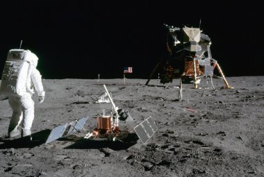Buzz Aldrin patrzy na lądownik księżycowy - misja Apollo 11