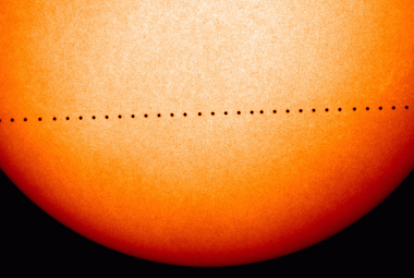 Przejście Merkurego na tle tarczy Słońca z roku 2006. Źródło: NASA