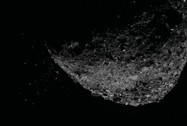 Widok asteroidy Bennu wyrzucającej cząstki z powierzchni - 6 stycznia 2019.