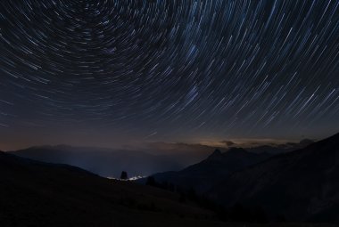 Nocne niebo nad Alpami