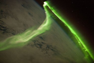 Zorza polarna podczas burzy geomagnetycznej, sfotografowana w roku 2010 z pokładu stacji ISS
