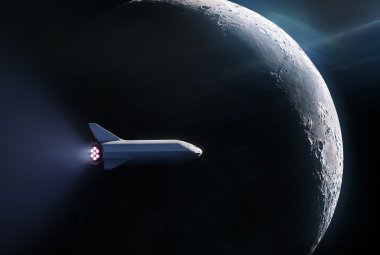 Starship przelatuje koło Księżyca (wizja artystyczna)