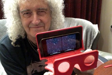 Brian May prezentuje zdjęcia stereoskopowe Proximy Centauri w zaprojektowanej przez siebie przeglądarce "OWL Viewer"