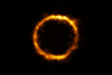Galaktyka SPT0418-47 widoczna jako pierścień (to efekt soczewkowania grawitacyjnego)