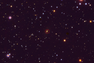 Obraz z przeglądu SDSS przedstawiający galaktykę TXS 0128+554.