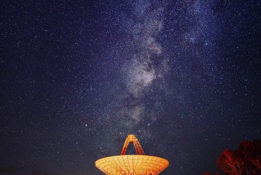 Nocne niebo nad radioteleskopami PARI