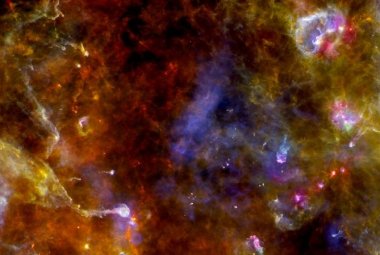 Obłoki międzygwiazdowego gazu i pyłu, tutaj w regionie Cygnus-X w konstelacji Łabędzia.