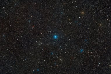 Szerokokątny obraz nieba, który zawiera układ gwiezdny HR 6819.