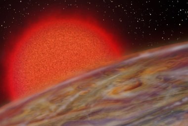 Wizja artystyczna przedstawiająca gazowego olbrzyma K2-132b, który blisko okrąża swoją gwiazdę macierzystą – czerwonego olbrzyma.