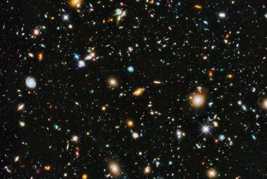 Obraz Ultragłębokiego Pola Hubble'a.