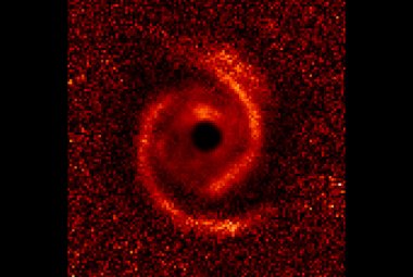 Ramiona spiralne dysku protoplanetarnego MWC 758.