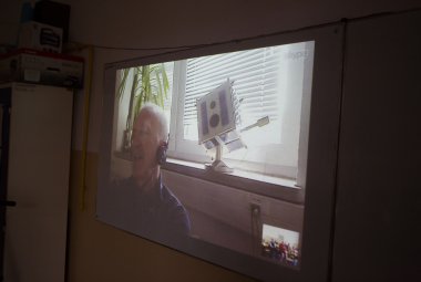 Mgr inż Tomasz Zawistowski rozmawia przez Skype'a z uczniami i nauczycielami z Kowar. Źródło: Zespół Szkół Ogólnokształcących w Kowarach