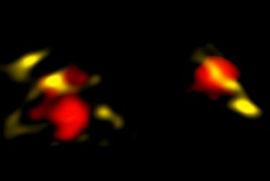 Dwie spośród galaktyk obserwowanych przez ALMA w zakresie radiowym.