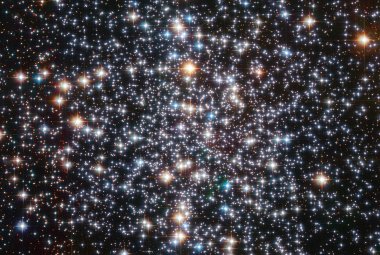 Zdjęcie gromady kulistej M4 (NGC 6121) uzyskane teleskopem Hubble'a. Uważa się, że ta gromada gwiazdowa zawiera około 40 tysięcy białych karłów. Źródło: NASA and H. Richer (University of British Columbia)