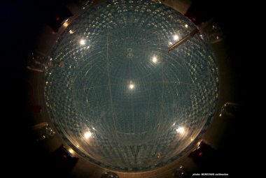 Zdjęcie centralnego balonu nylonowego detektora neutrin Borexino zawierającego 280 ton specjalnej cieczy scyntalacyjnej. Źródło: Borexino Collaboration.