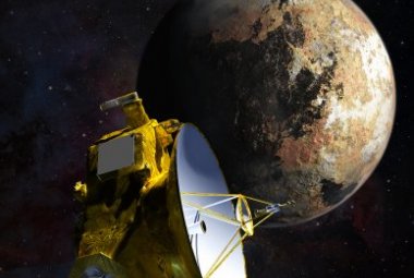  Wizja artystyczna New Horizons, która przelatuje obok Plutona i jego największego z księżyców, Charona, w lipcu 2015 roku. Źródło: NASA/JHU APL/SwRI/Steve Gribben
