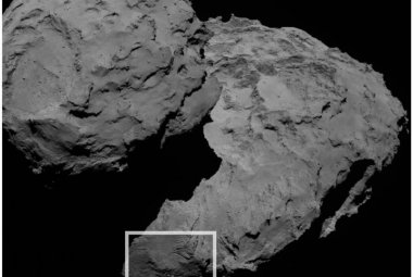 Kometa 67P/Churyumov-Gerasimenko w całej okazałości. Białą ramką zaznaczono obszar, gdzie znajduje się bardzo ciekawa formacja skalna. Źródło: ESA/Rosetta/MPS for OSIRIS Team MPS/UPD/LAM/IAA/SSO/INTA/UPM/DASP/IDA