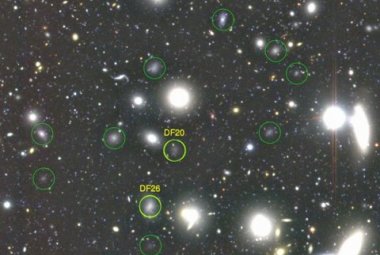 Barwna mapa wykonana w filtrach B, R, i i przy pomocy Teleskopu Subaru. Ten niewielki obszar o rozmiarach 6 x 6 minut łuku to tylko wycinek dużo większej Gromady Coma. Żółte kółka pokazują dwie z 47 ciemnych galaktyk odkrytych w zeszłym roku, natomiast zielone - to te znalezione teraz, w opisywanym artykule.