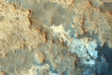 Na zdjęciu: Curiosity w trakcie swojej podróży przez Czerwoną Planetą. Zdjęcie wykonane przez Mars Reconnaissance Orbiter. Źródło: NASA/JPL-Caltech/Univ. of Arizona