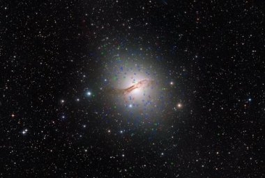 Galaktyka eliptyczna Centaurus A (NGC 5218). Zaznaczono gromady zbadane za pomocą teleskopu VLT